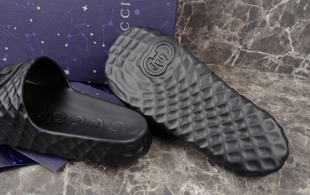 Gucci BLACK RUBBER INTERLOCKING RIPPLES SLIDE SANDALS