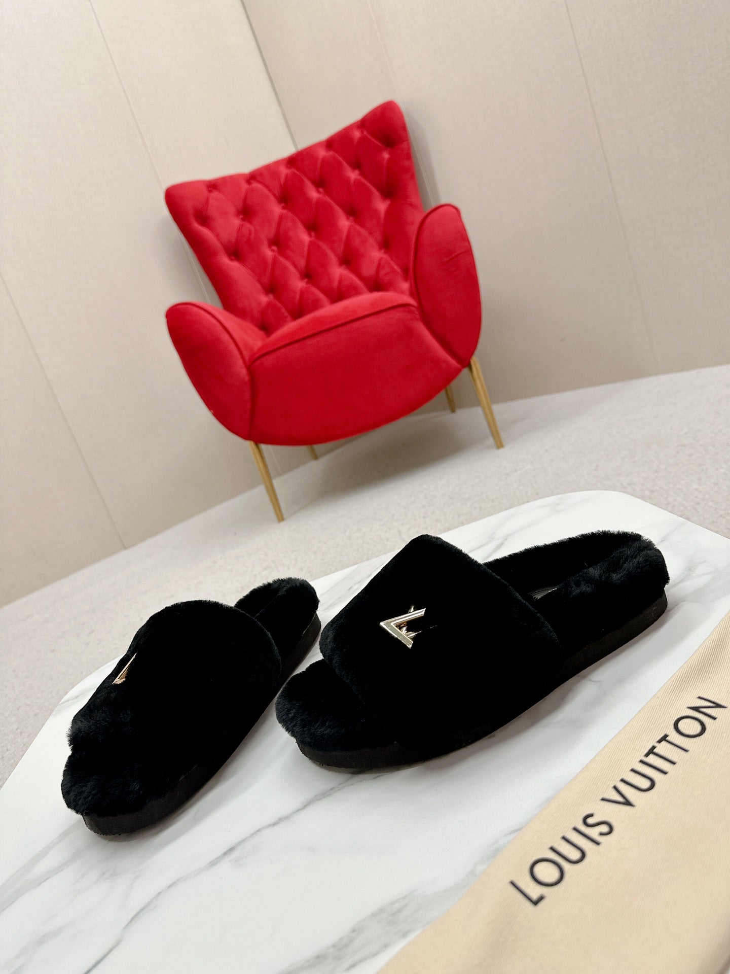 Black  Louis vitton  fur slides