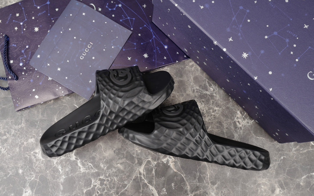 Gucci BLACK RUBBER INTERLOCKING RIPPLES SLIDE SANDALS