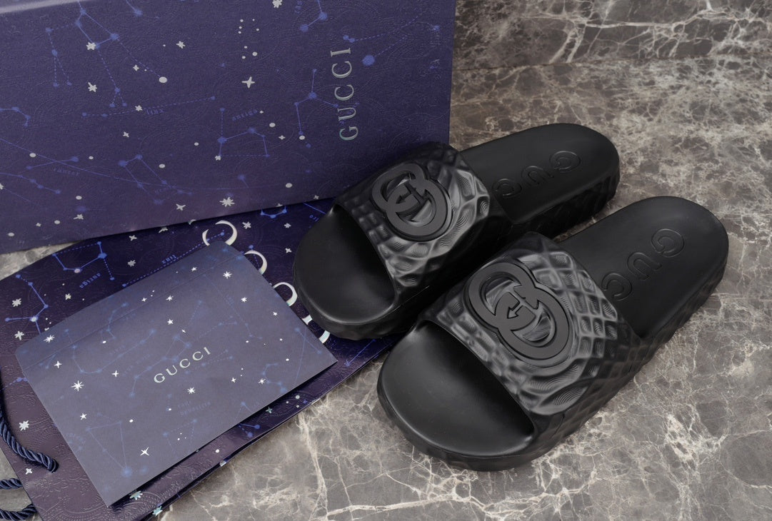 Gucci BLACK RUBBER INTERLOCKING RIPPLES SLIDE SANDALS