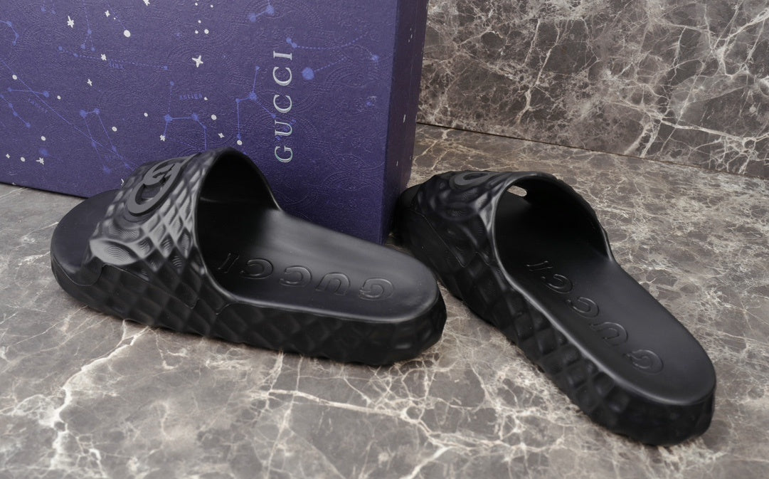 Gucci BLACK RUBBER INTERLOCKING RIPPLES SLIDE SANDALS