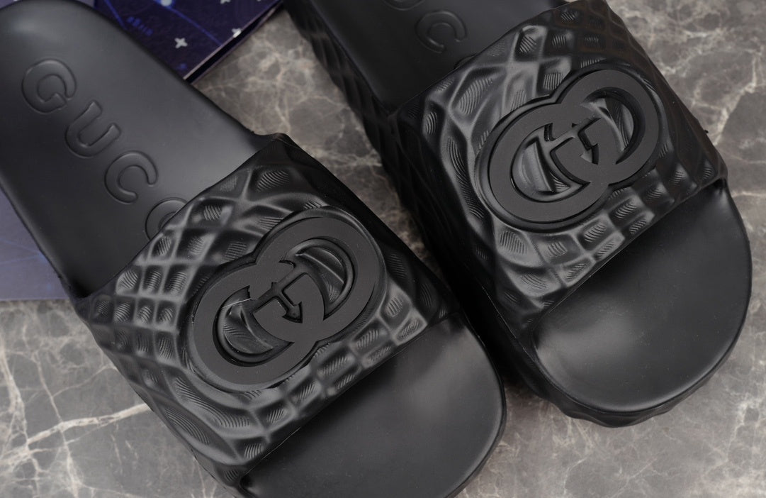 Gucci BLACK RUBBER INTERLOCKING RIPPLES SLIDE SANDALS