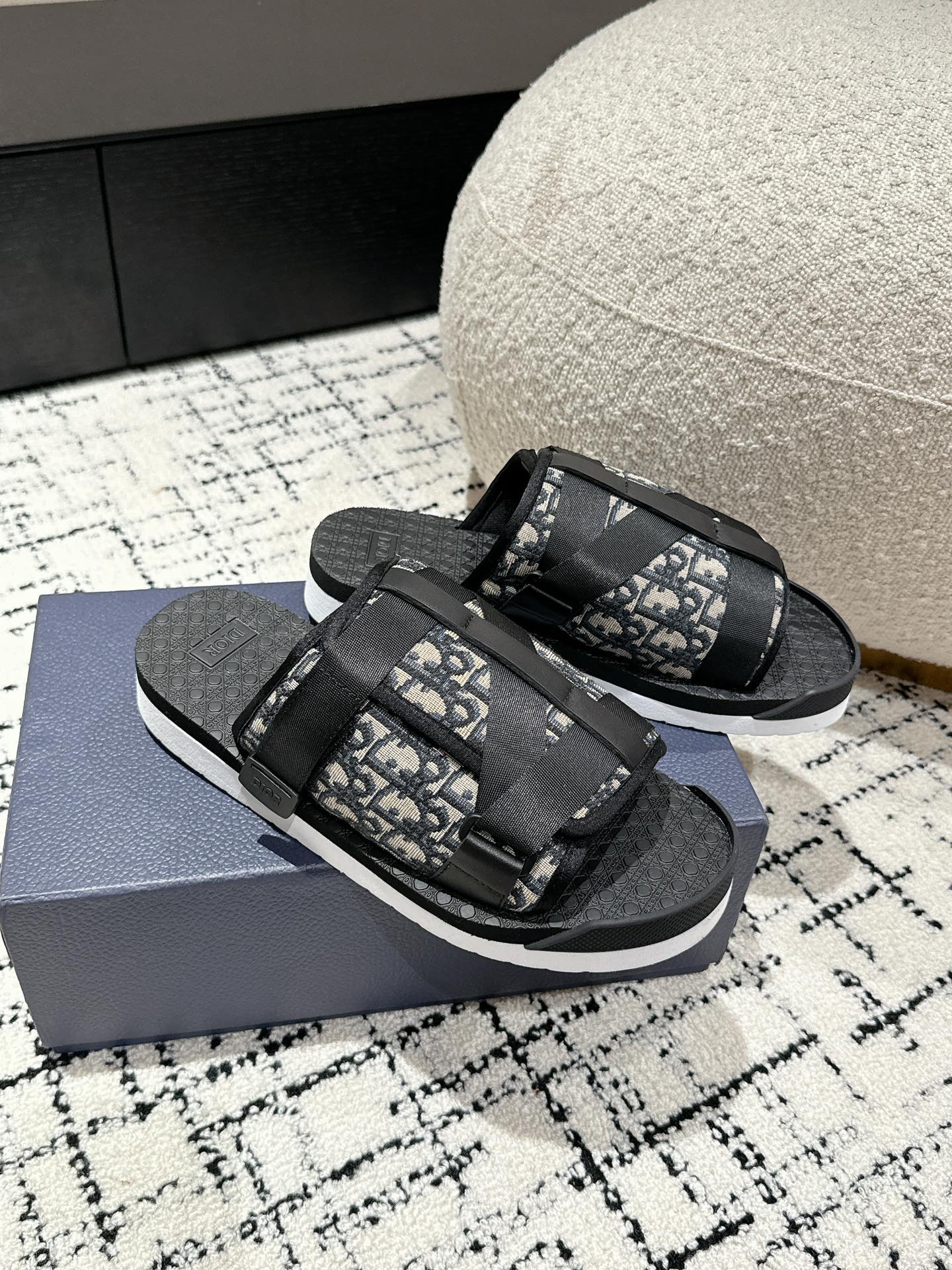 Dior alpha slides