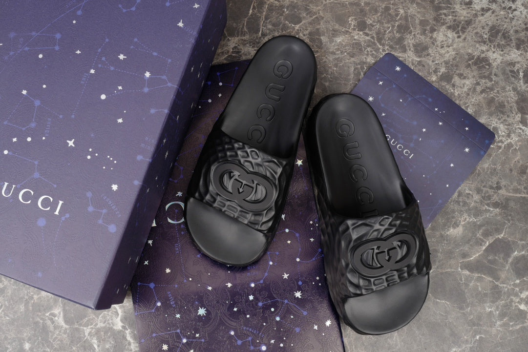 Gucci BLACK RUBBER INTERLOCKING RIPPLES SLIDE SANDALS