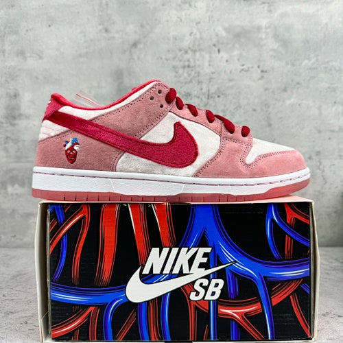】Nike SB Dunk Low StrangeLove Skateboards