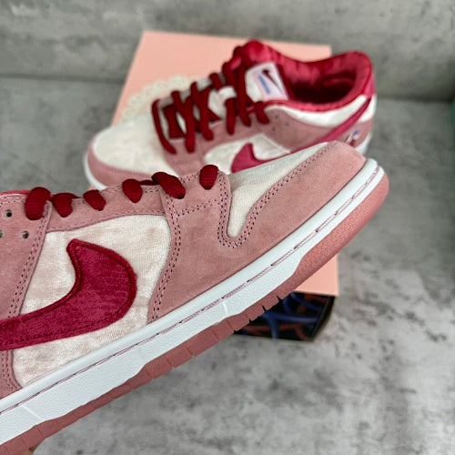 】Nike SB Dunk Low StrangeLove Skateboards