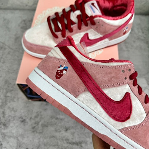 】Nike SB Dunk Low StrangeLove Skateboards
