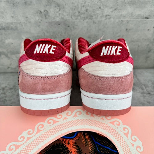】Nike SB Dunk Low StrangeLove Skateboards