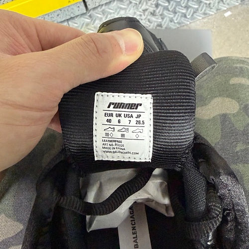 balenciaga runneres led black